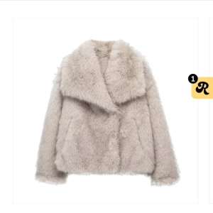 Beige pälsjacka - Snygg och fluffig beige pälsjacka med en elegant krage. Perfekt för att hålla sig varm och stilren under kyliga dagar. Jackan har en lös passform som ger en avslappnad look.