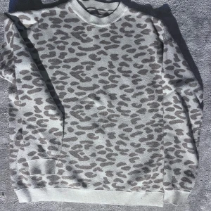 Vit leopardmönstrad tröja från MNG - Säljer en snygg vit tröja med leopardmönster från MNG. Tröjan har långa ärmar och en rund halsringning. Perfekt för att ge din outfit en trendig touch. 🐆