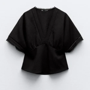 Svart blus med spetsdetaljer - Snygg svart blus från Zara med v-ringning och spetsdetaljer längs med armarna💕