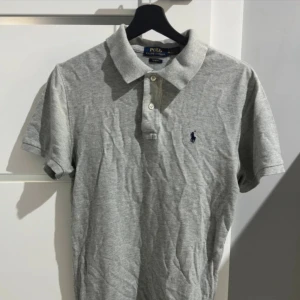 Ralph Lauren piké - 🛑Kommer komma upp paket med alla Ralph Lauren pikés på kontot för bra pris! 🛑 Säljer denna gråa ralph lauren piké, skick 9/10 ✅