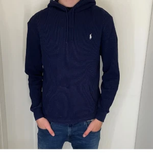 Ralph lauren stickad hoodie - Säljer nu denna sjukt snygga stickade hoodien från Ralph Lauren || den är i nyskick, cond: 10/10 || nypris ≈ 3000kr, mitt pris: 999kr || storlek: L fits M || denna hoodien är väldigt sällsynt och mycket eftertraktad || vid fler frågor eller funderingar, hör av dig :)