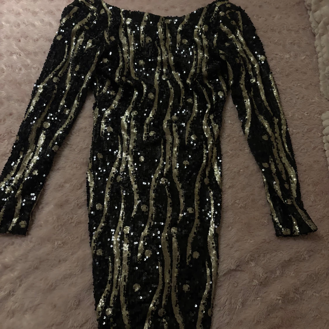 Kort svartguld klänning