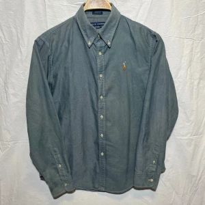 Grön skjorta från Ralph Lauren - Snygg grön skjorta från Ralph Lauren. Storleken är 12 vilket motsvarar M. 