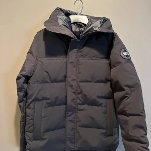 Canada goose  macmillan  - Hej jag säljer min canada goose macmillan eftersom jag sparar till mitt körkort, storleken är L i kid size vilket motsvarar S pris kan diskuteras mvh yad fast pris 1500kr inga frågor under 1500kr