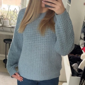 Ljusblå stickad tröja - Mysig ljusblå stickad tröja med långärmad design. Perfekt för kyligare dagar med sin bekväma passform och stilrena look. Inga defekter 🙃