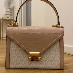 Michael Kors väska - Snygg baby rosa väska från micheal kors. Använd 1 gång, dustbag och kvitto kommer med väskan. Inga defekter alls💗Nypris 2200kr. Tryck ej på köp nu!