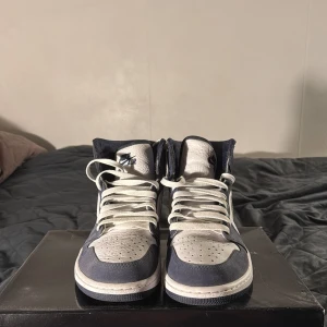Nike Air Jordans 1 High (Midnight Navy 2020) - Endast använda ett fåtal gånger med crease skydd. OG låda och sko snören ingår.