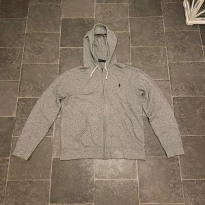 Ralph Lauren Zip - Ralph Lauren Zip-hood || Nypris runt 1800 || Storlek M || Väldigt bra skick - inga tecken på användning || Tveka inte att höra av dig om du har frågor