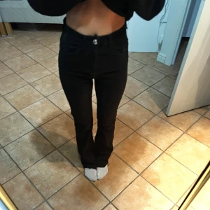 Högmidjade jeans  - Säljer dessa supersnygga svarta bootcut-jeans från Stradivarius, storlek EUR 32/US 00/MEX 22. De har fina slitsar på sidorna  och är perfekta för dig som är 158-163 cm lång. Byxorna är köpta i Spanien och är i toppskick. Tyvärr är de högmidjade, vilket inte riktigt passar mig. Ni står för frakt💞 skriv till mig för mer information. Pris kan diskuteras vid snabb affär🌸