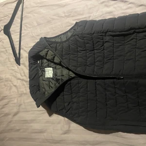 Svart väst - Säljer en svart quiltad väst från Jack & Jones.Perfekt för lager-på-lager under kyligare dagar. Inga hål eller fläckar, Passar dig som är ca 175-180cm mer frågor o bilder tas privat mvh dennis