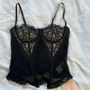 Svart spetskorsett - Svart korsett med vackra spetsdetaljer och justerbara axelband. Helt ny med prislapp på💕 