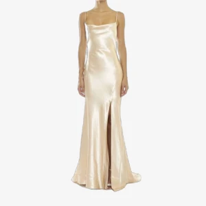 Champagnefärgad långklänning i satin - Elegant champagnefärgad långklänning i satin med smala axelband och öppen rygg. Klänningen har en slits framtill och knytning i ryggen för en stilren look. Endast använd en gång! Superbra skick💕💕 nypris 1500. Har inte så många fler bilder men kan ta/leta rätt på vid seriöst intresse!❤️