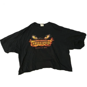 Croppad Svart t-shirt med tryck - Riktigt cool tröja köpt second hand. Den är 2XL men croppad rätt högt. Bara fråga för fler bilder eller funderingar!