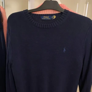Mörkblå tröja från Ralph Lauren - Säljer en mörkblå tröja från Ralph Lauren i man modell. Köpt på Plick ❤️ 