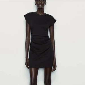 Nyårs klänning - Svart kort och tight klänning ifrån zara förra året. Jätte fina detaljer. Använd 1 gång. Perfekt till nyår.