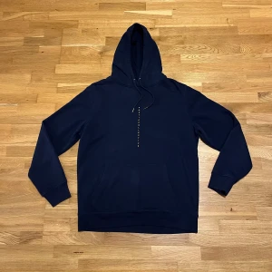 Poetic Collective hoodie - Säljer denna snygga hoodien från poetic collective som tyvärr inte passar längre. Den är i mycket gott skick. Nypris: 900kr