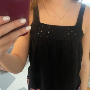 svart linne  - Så gulligt svart linne ❣️i bra skick