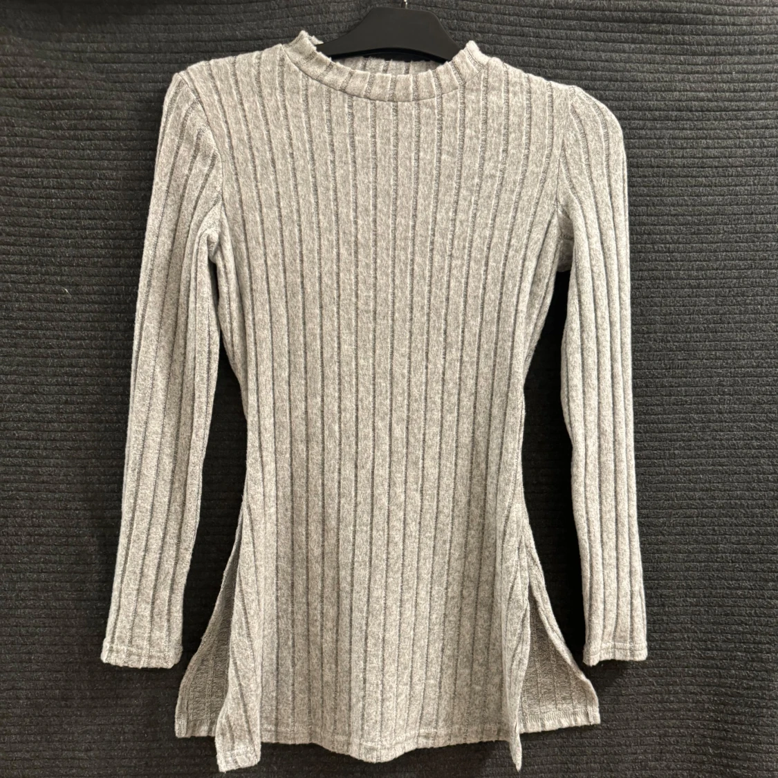Grå ribbad stickad tröja - 1