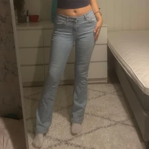 Ljusblå jeans från Gina tricot - Säljer ett par ljusblå jeans från Gina tricot. Dom är bootcut och ska vara lågmidjade men på mig är dom lite förstora så dom sitter inte riktigt åt. men skulle ändå inte säga dom är low Waist annars i super skick är dock som ett litet slit hål på dom längst ner. Men inget stort som syns. Passar mig superbra som är 177 och har 85 i innerbenslängd!💗
