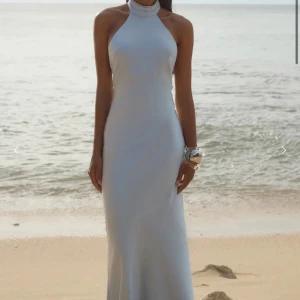  balklänning  - Jättefin balklänning från runnaway the label💙i storlek s. aldrig använd, kom dock med en lite trasig söm längst ner av ryggen. Tillsammans med frakt och tull kostade den ungefär 1700. Men säljer för 1000. Överlag en jättefin klänning som är perfekt till balen eller andra högtider! 💙