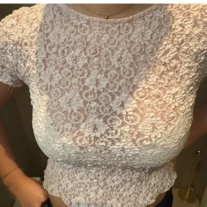 Vit spetsblus - Säljer en söt vit spetsblus med korta ärmar. Från Gina tricot strl s fint skick 💕