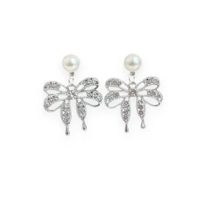Silvriga rosett örhängen - Eleganta silverfärgade örhängen med en vacker rosettform och glittrande detaljer. Örhängena pryds av en pärla högst upp som ger en lyxig touch. Perfekta för att lyfta vilken outfit som helst.