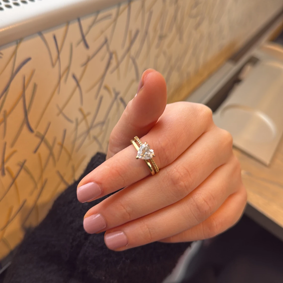 Guldfärgad ring med hjärtformad sten - 90