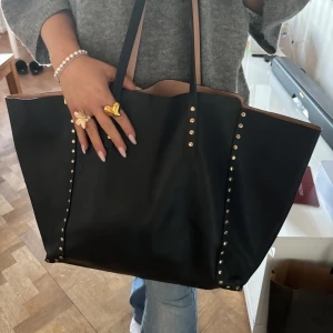 Stor väska med guld detaljer  - Super snygg väska som rymmer mycket saker. Funkar perfekt som skol väska eller weekend bag! 