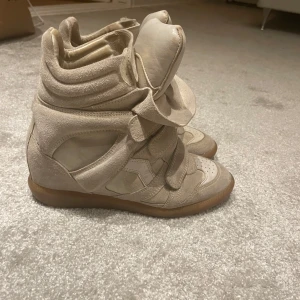 Beige sneakers från Isabel Marant - Snygga isabel marant bekett skor i storlek 38 passar även 39. Är i bra skick men har en liten fläck ( se sista bilden). Köpta här på Plick och använda typ 5 gånger. Nypris ca 6000!💓