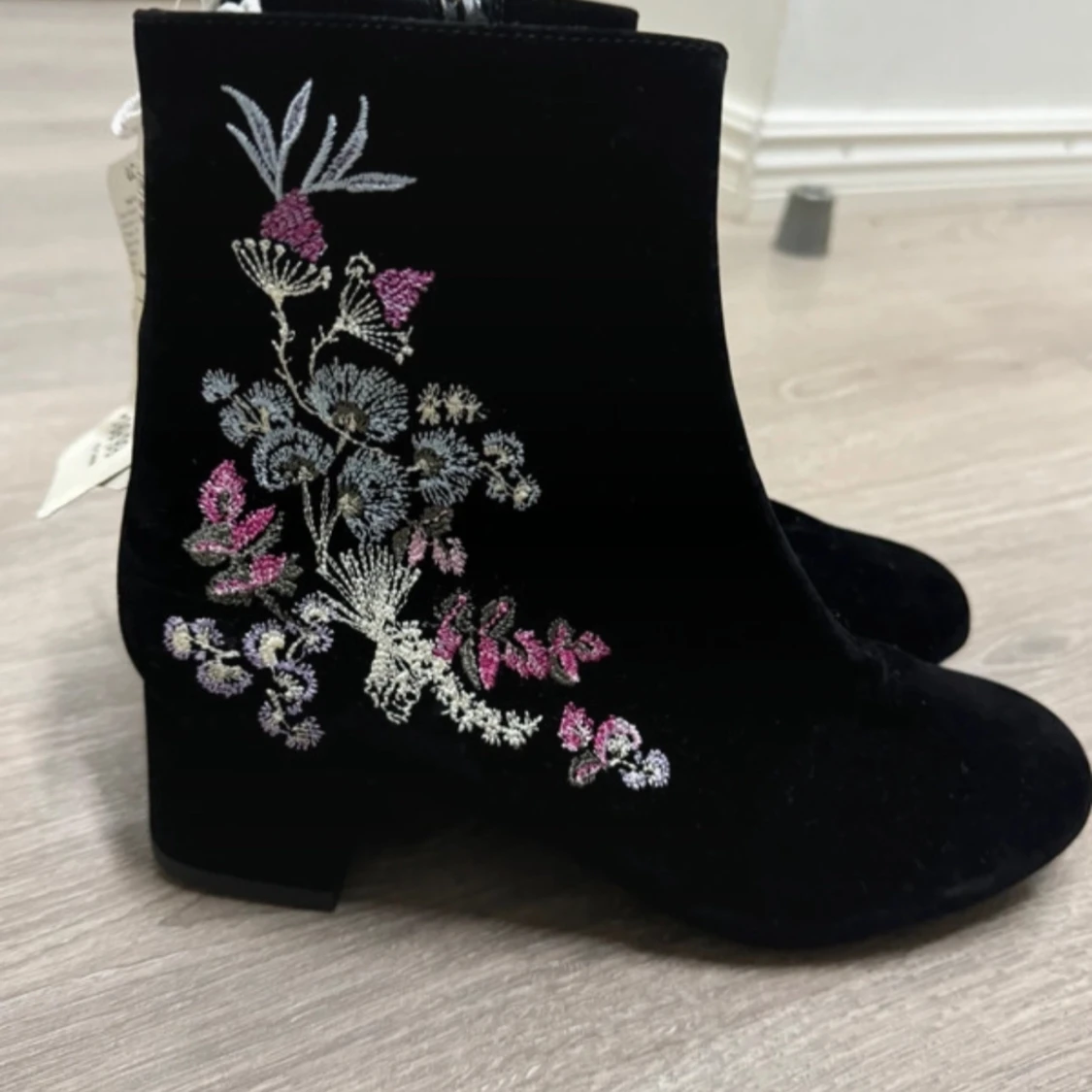 Svarta boots med blommigt broderi