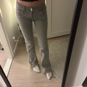 Grå jeans med bootcut - säljer mina snygga gråa bootcut jeans i low waist då jag inte känner behov av de längre, jätte jätte fina och inga defekter! köpt på gina tricot young