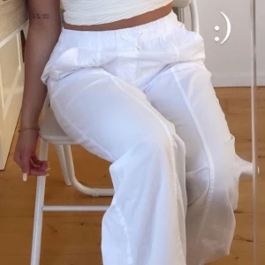 Vita byxor och vit topp - Snygga vita byxor med loose passform och resår i midjan. Perfekta för en avslappnad stil. Samt en vit topp