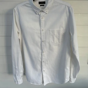 Overshirt/Vit Skjorta - Vit skjorta från Zara med tjockare material, typ nästan overshirt. 100% bomull, använd någon gång.