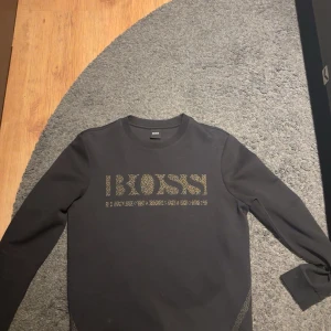 Svart tröja från Hugo Boss - Tja, säljer denna snygga svart tröja från Hugo Boss pga av att den inte kommer till användning. strl S. Skick 10/10 Tveka inte att höra av dig vid funderingar😃