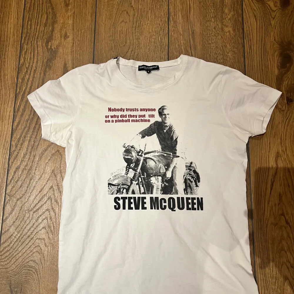 Säljer en vit t-shirt från Dolce & Gabbana med ett coolt tryck av Steve McQueen på framsidan. Inga skador eller märken 9/10 skick. T-paidat.