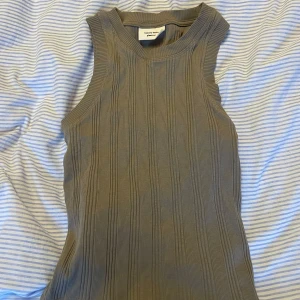Grön ribbad linnetopp från Gina Tricot - Säljer en stilren grön ribbad linnetopp från Gina Tricot. Aldrig använd endast lappen borttagen💚💖