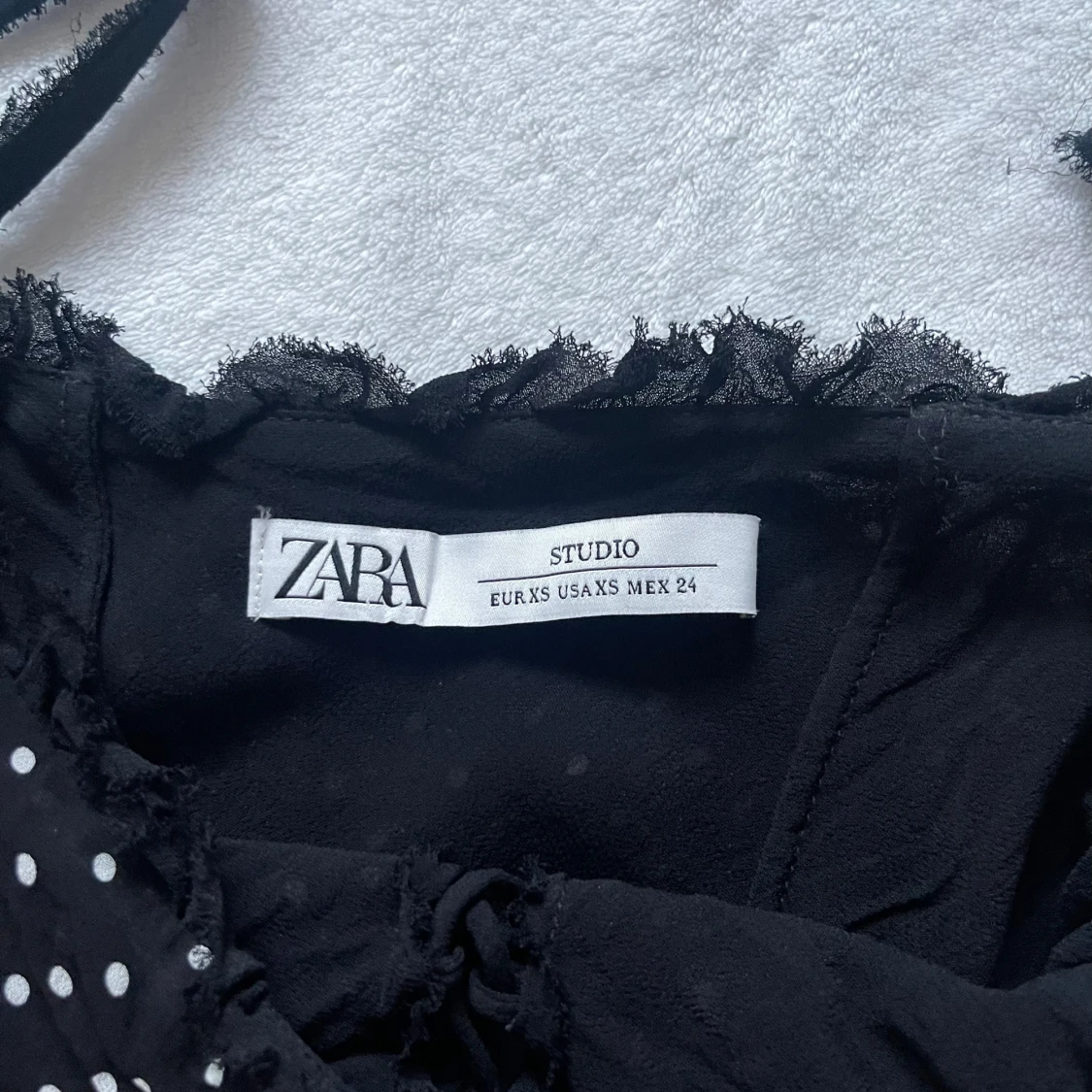 Svart prickig topp från Zara - 91