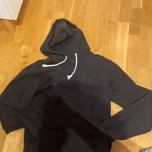 Svart hoodie från Pier One - Säljer två stilrena hoodies från Pier One. En mörkblå och en svart.Tröjerna har en klassisk design med justerbar huva och vita snören. Perfekt för en avslappnad look. En för 300 eller båda för 500 priset är diskutabelt storlek xs och sitter perfekt som en xs ska göra använt den blåa är helt ny aldrig använt och den svarta använd under en bilresa från fjällen och tillbaka då den är fodrad och perfekt till vintern 