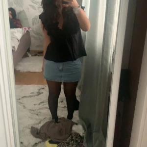 Blå jeanskjol - Snygg blå jeanskjol i kort modell med klassisk femficksdesign. Perfekt för en avslappnad stil. Kjolen har en enkel och tidlös look som passar till många olika toppar.