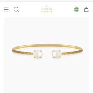 Caroline Svedbom armband  - Guldigt armband från Caroline Svedbom med pärlor. Går att justera storlek så de passar dig. Superfint och i gott skick! Skriv för fler funderingar. Nypris 595kr. 