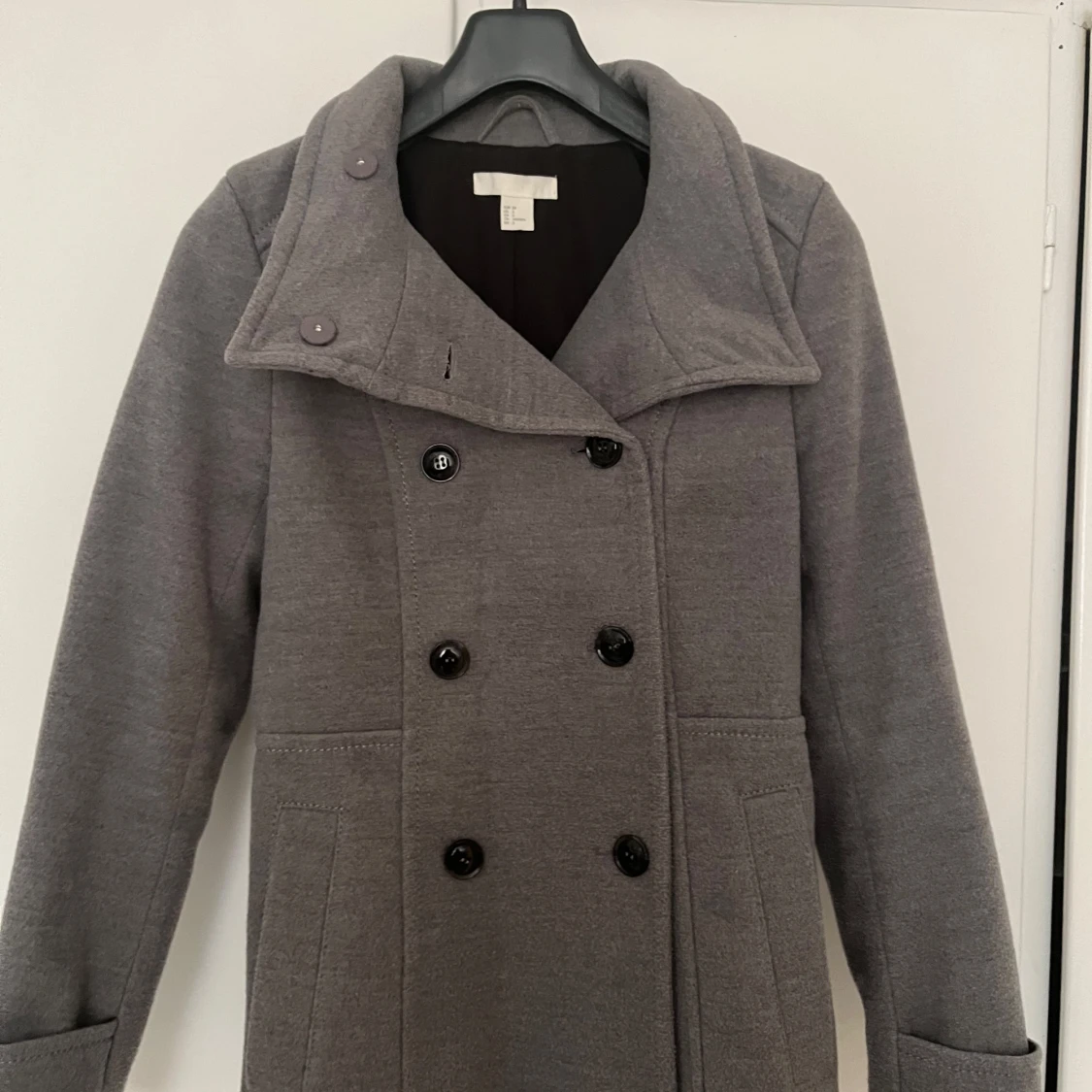 Grå kappa med knappar - 91