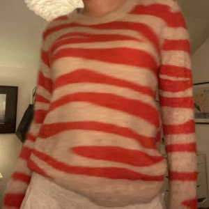 Randig tröja i beige och rött - Stickad tröja från Second female, knappt använd!❤️