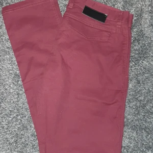 Röda chinos  - Ett par röda chinos somras helt nya 
