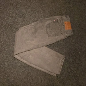 Grå Levis 501 jeans - Snygga grå Levis 501 jeans i klassisk design. De har en rak passform och är perfekta till en relaxed stil.