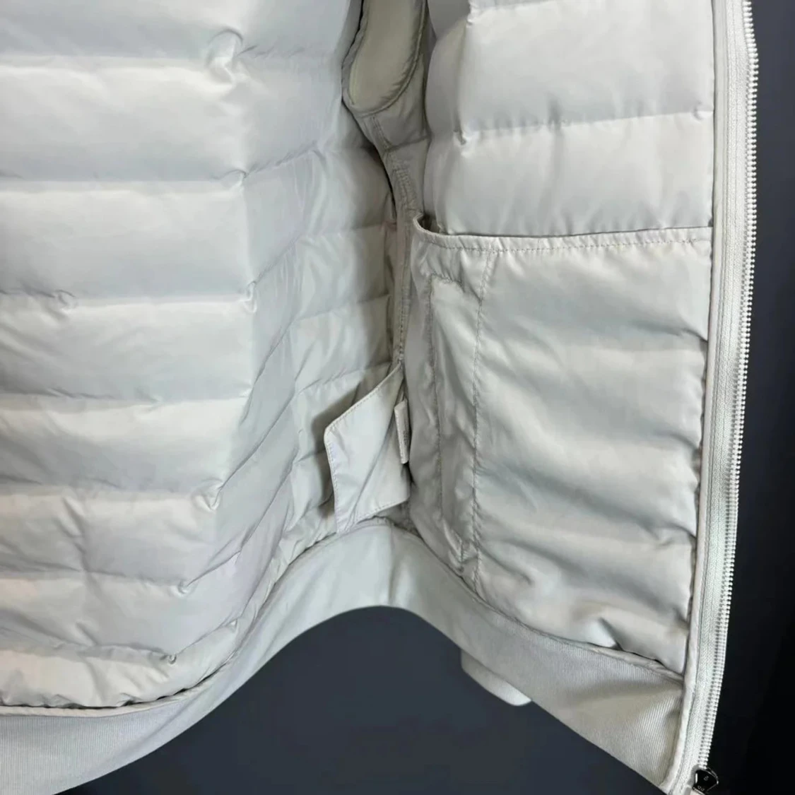 Beige quiltad jacka med huva - 3