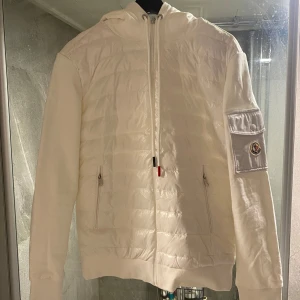 Moncler cardigan  - Hej säljer nu min moncler cardigan då den är för liten för mig, sen är i storlek M och som ni ser är lappen kvar på den för jag aldrig har använt den. Priset ej hugget i sten 