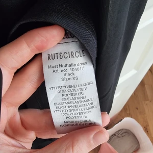 Svart klänning från Rut & Circle - Snygg svart klänning från Rut & Circle i storlek XS. Klänningen är ärmlös med en elegant design och tillverkad i polyester för en bekväm passform. Perfekt för en stilren look.