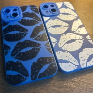 Blå mobilskal med läppmotiv - Två snygga blå mobilskal med läckert läppmotiv i svart och vitt. Perfekt för att ge din telefon en unik look. Skalen är designade för att passa telefonen 14😍