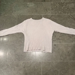 Ljusgrå ribbad tröja från Zara - Fin ljusgrå ribbad tröja med långa ärmar från Zara 🩶 (Tröjan är lite liten på mig). ❗️Skriv för fler bilder/frågor. ❗️ Storlek: 11-12 år, 152 Nyrpis: ca 200kr