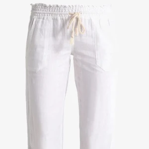 Vita linnebyxor med snörning - Snygga och bekväma vita linnebyxor från Roxy med elastisk midja och snörning. Perfekta för en avslappnad stil. Knappt använda. Nypris 599kr säljer för 370kr! Storlek S. Lågmidjade! Passar perfekt till en stickad tröja på en sen sommar kväll💕Köp gärna via köp nu!